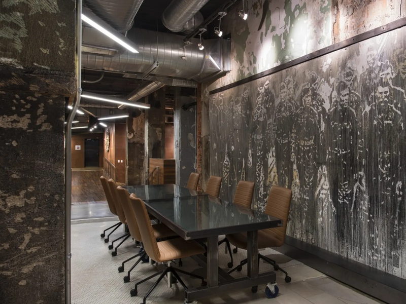 Silla de oficina Andreu World Flex Executive en un espacio de trabajo