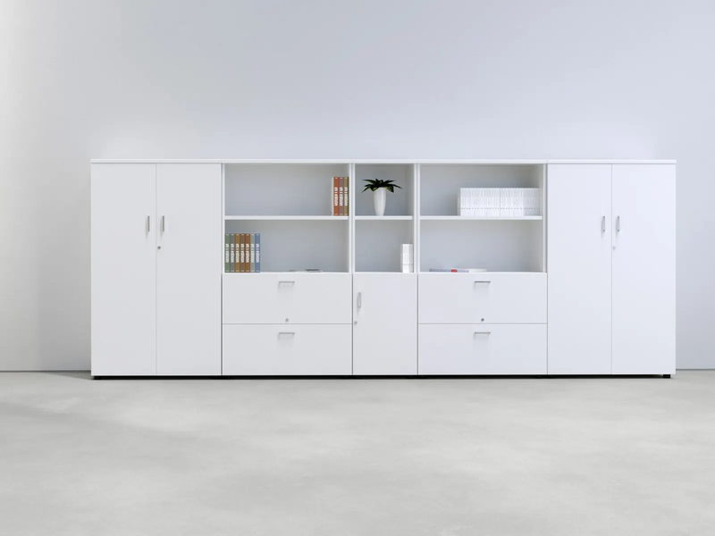 Composición de armarios de melamina blancos con puertas, cajones y huecos abiertos