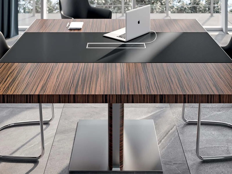 Mesa de oficina Quadrifoglio X10 en un espacio de trabajo