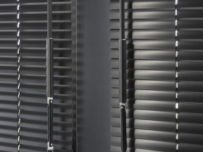 Protección solar Bandalux Venecianas de aluminio (sistema) en un interior