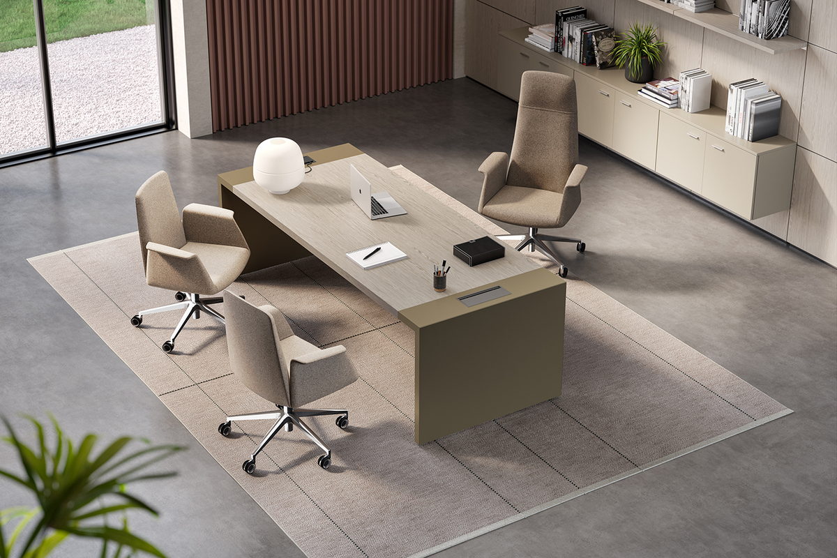 Despacho de dirección con mesa de madera, sillón de dirección y dos butacas confidente