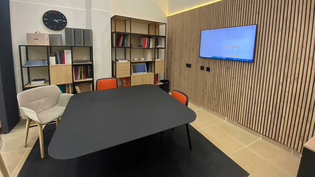 Mesas y mobiliario expuesto en el showroom