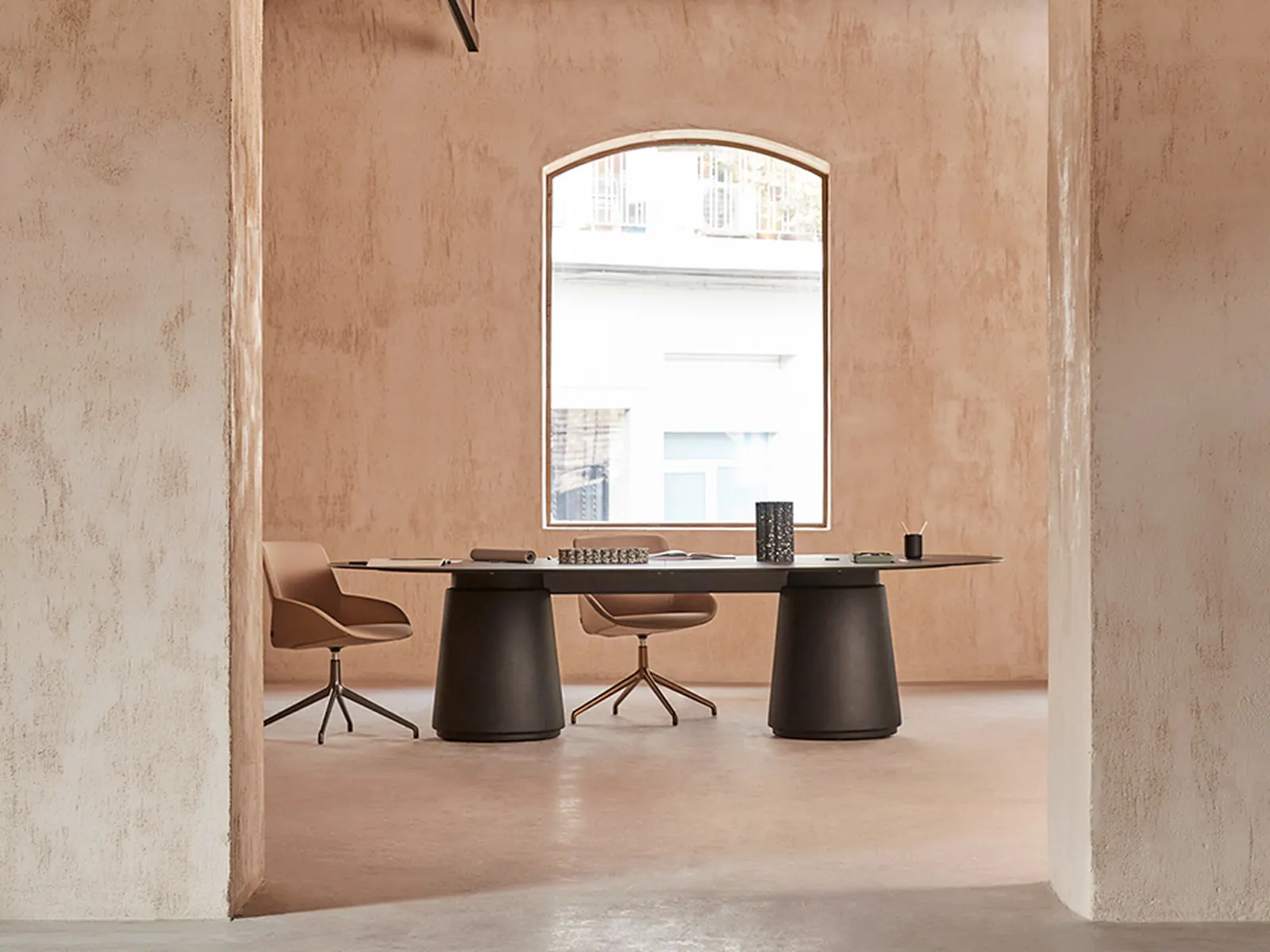 Despacho equipado con mesa de reunión Actiu Dorik ovalada