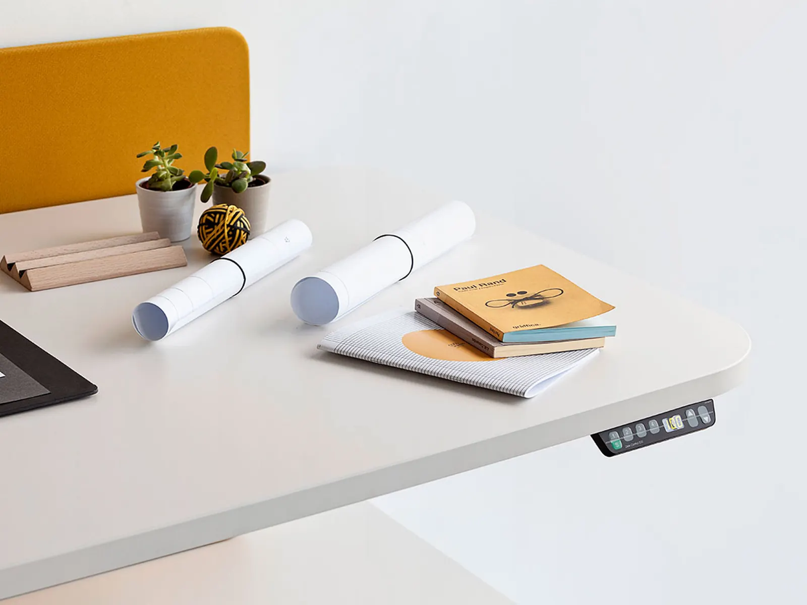 Actiu Power, detalle del tablero con mando de elevación