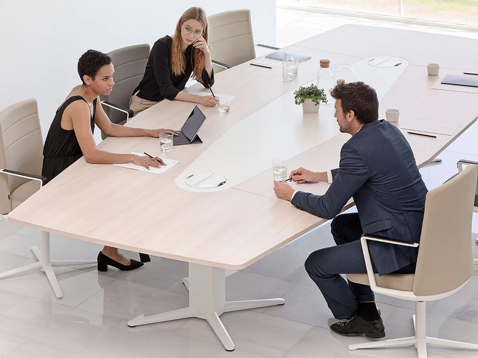 Personas en videollamada alrededor de una mesa Actiu Power