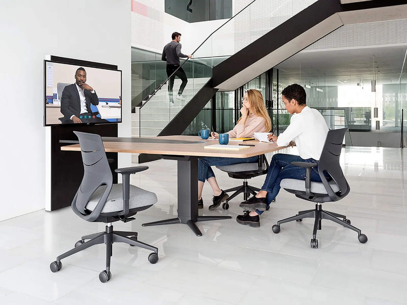 Sala de videoconferencia con mesa Actiu Power y pantalla