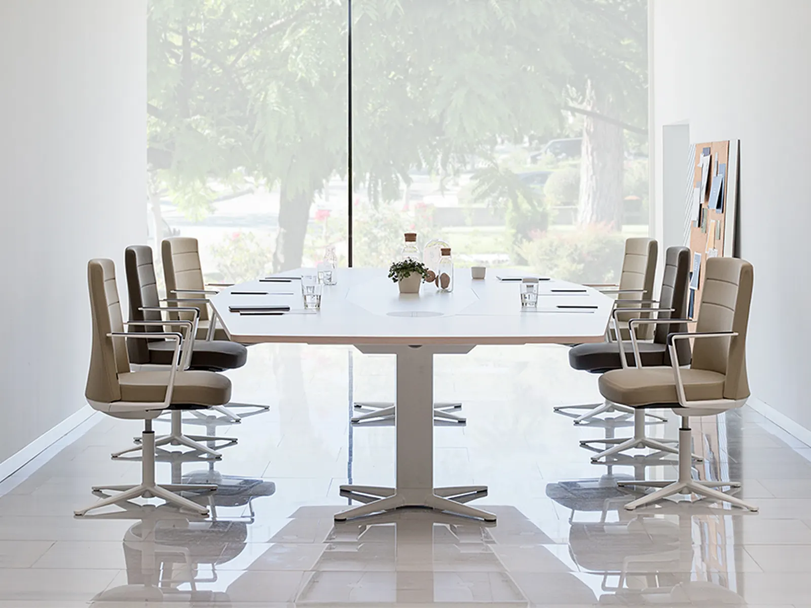 Sala de reuniones con mesa grande Actiu Power junto a ventanales
