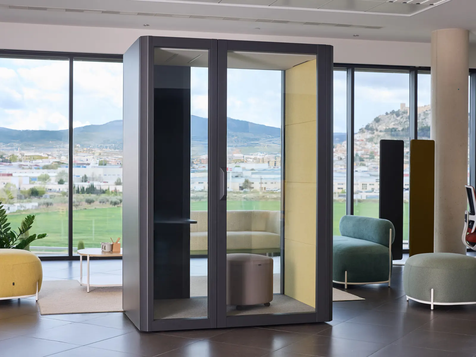 Actiu Qyos 150 negra con interior ocre en una planta de oficina