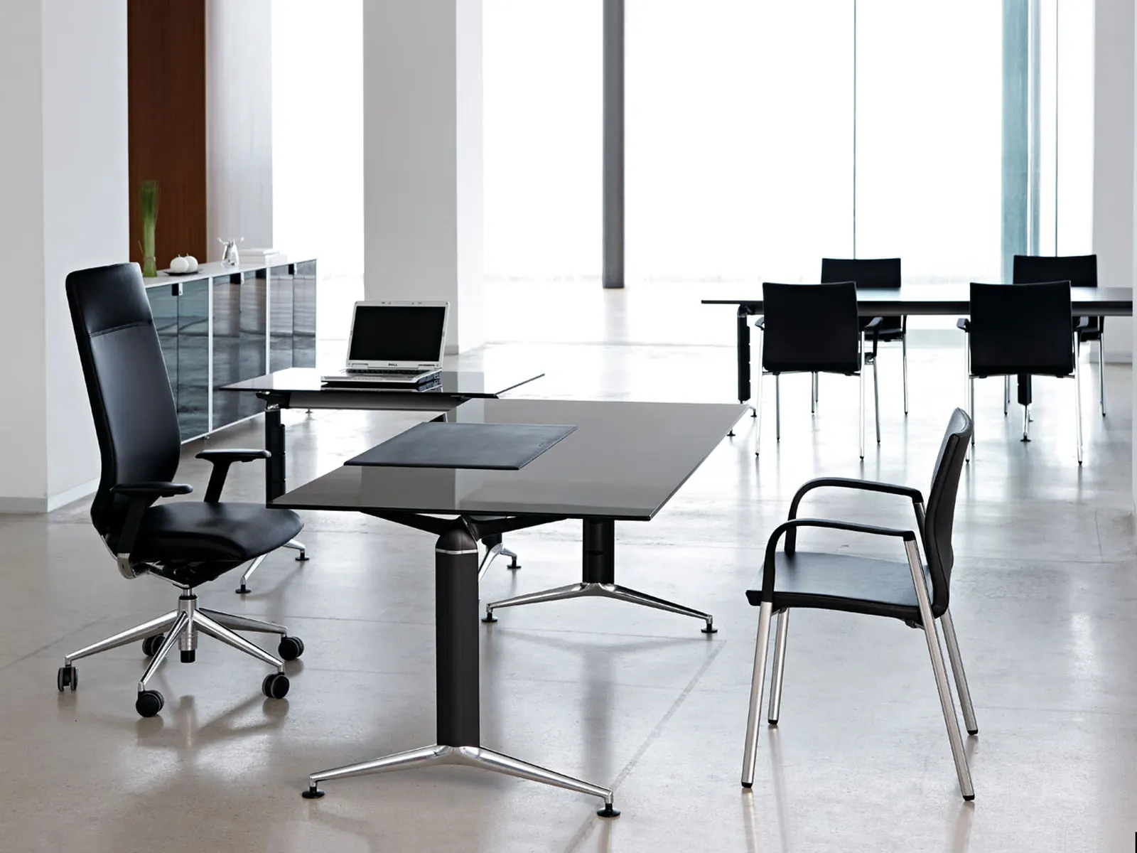 Sala de reuniones con mesa Actiu Trama y sillas de visita