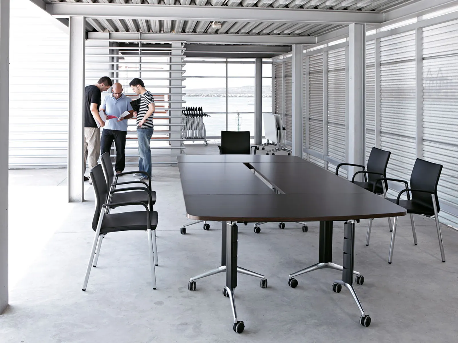 Sala de reuniones con mesa grande Actiu Trama en uso