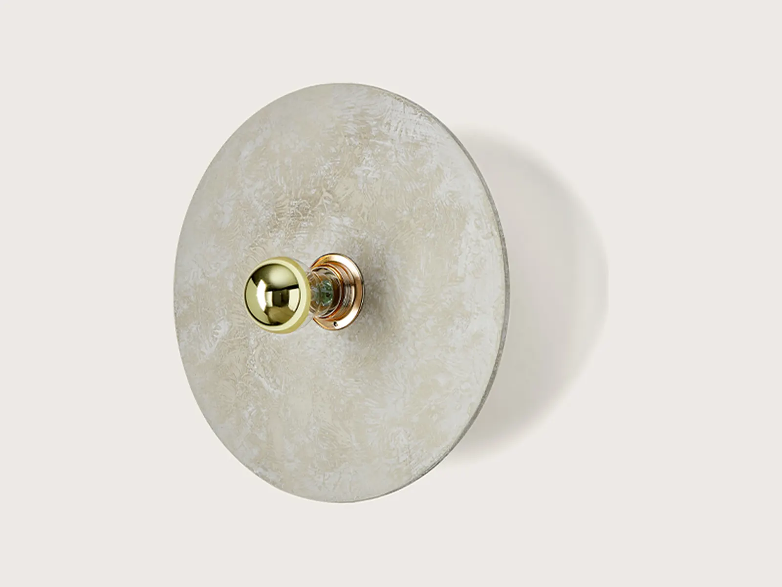 Aromas del Campo Kassy, aplique de pared con disco cerámico y portalámparas dorado sobre fondo liso