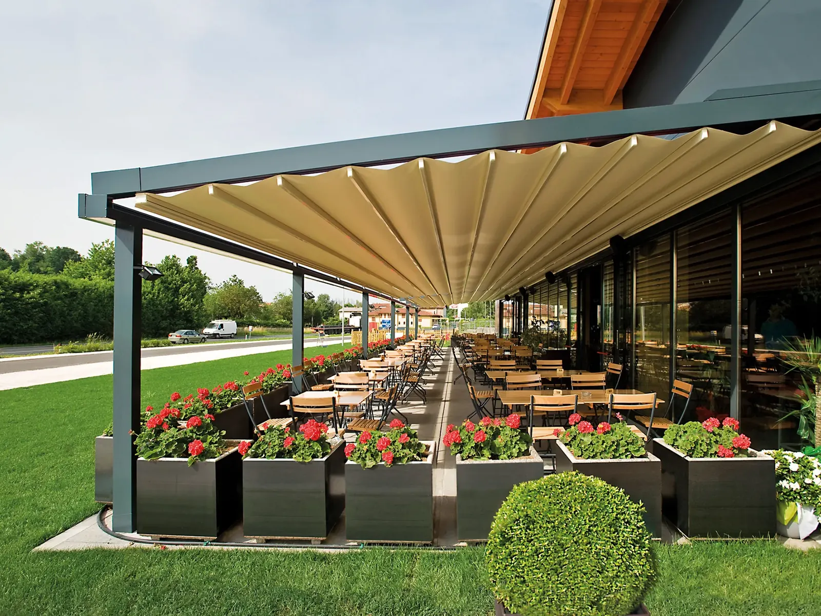 Pérgola de lona tensada Bandalux instalada en la terraza de un restaurante