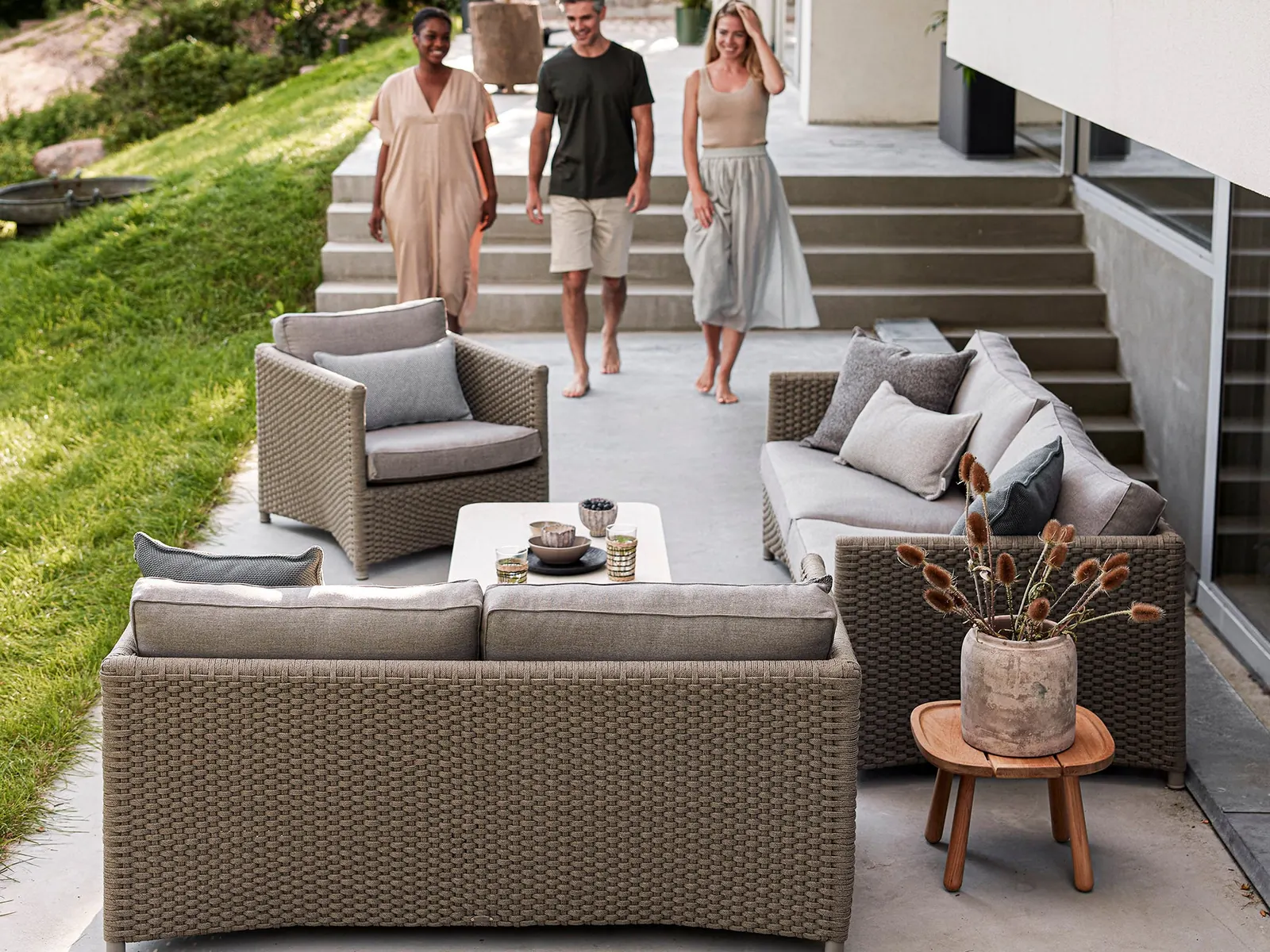 Cane-line Diamond 2-seater sofa, acabado grafito en composición de terraza