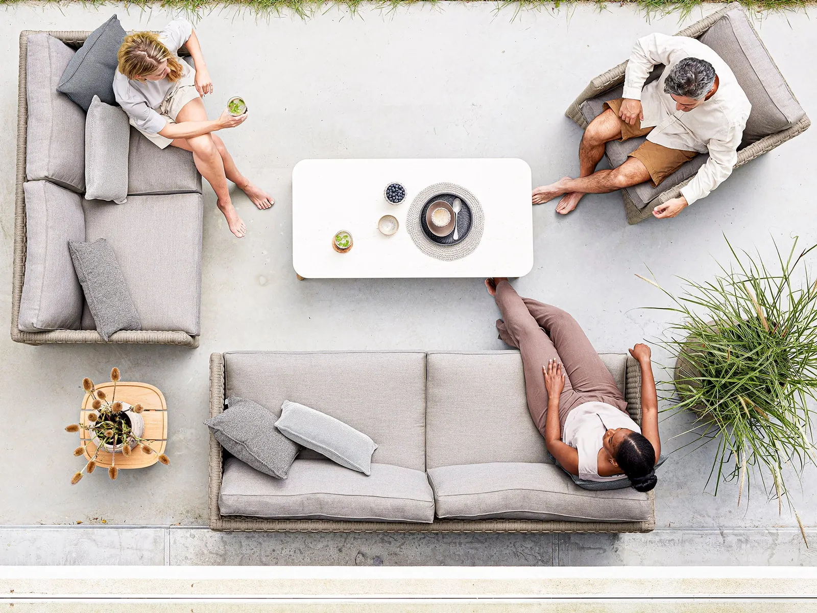 Cane-line Diamond 2-seater sofa, en una fotografía de ambiente