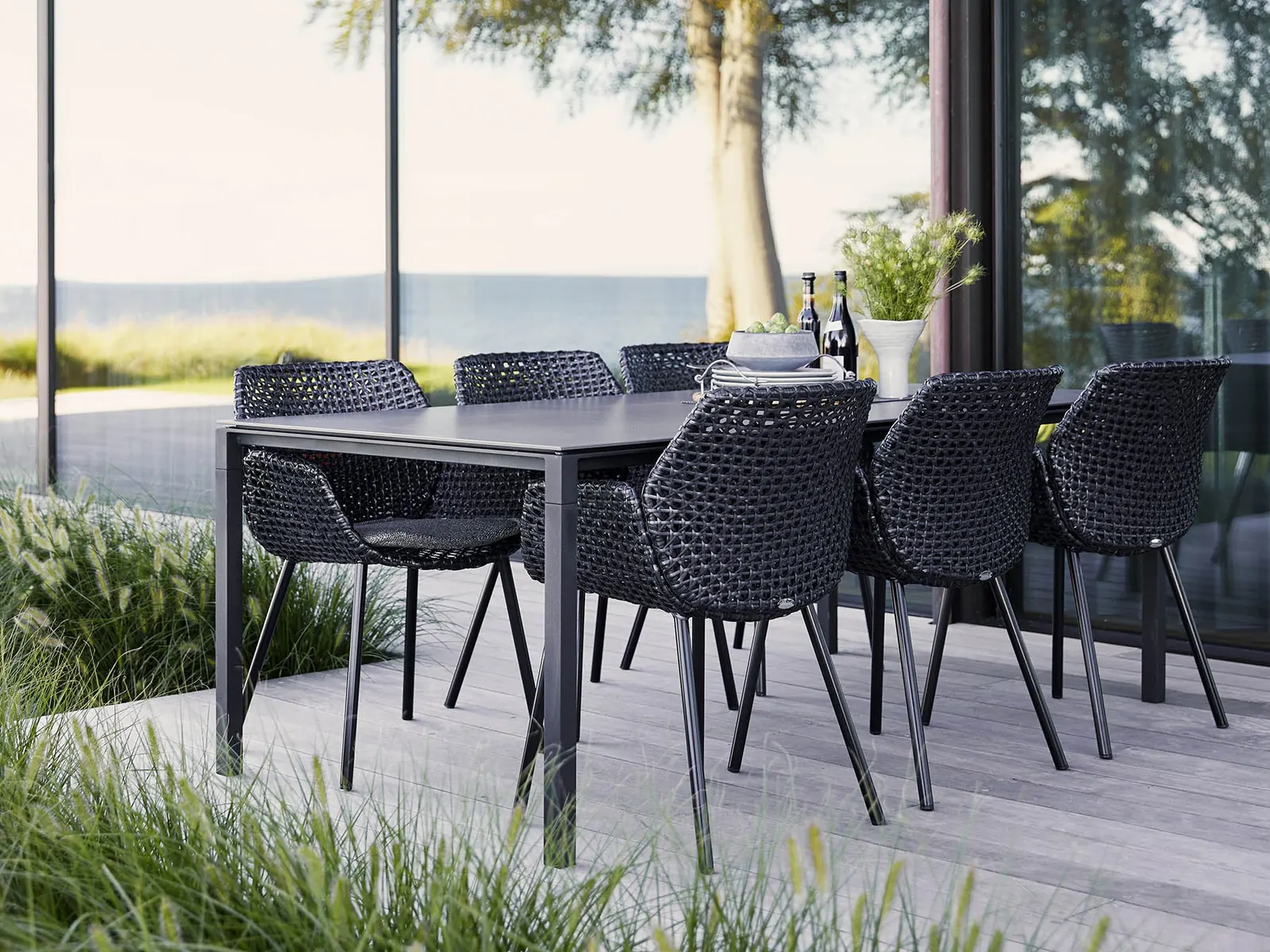 Cane-line Pure dining table 200x100 cm, en una composición de comedor exterior