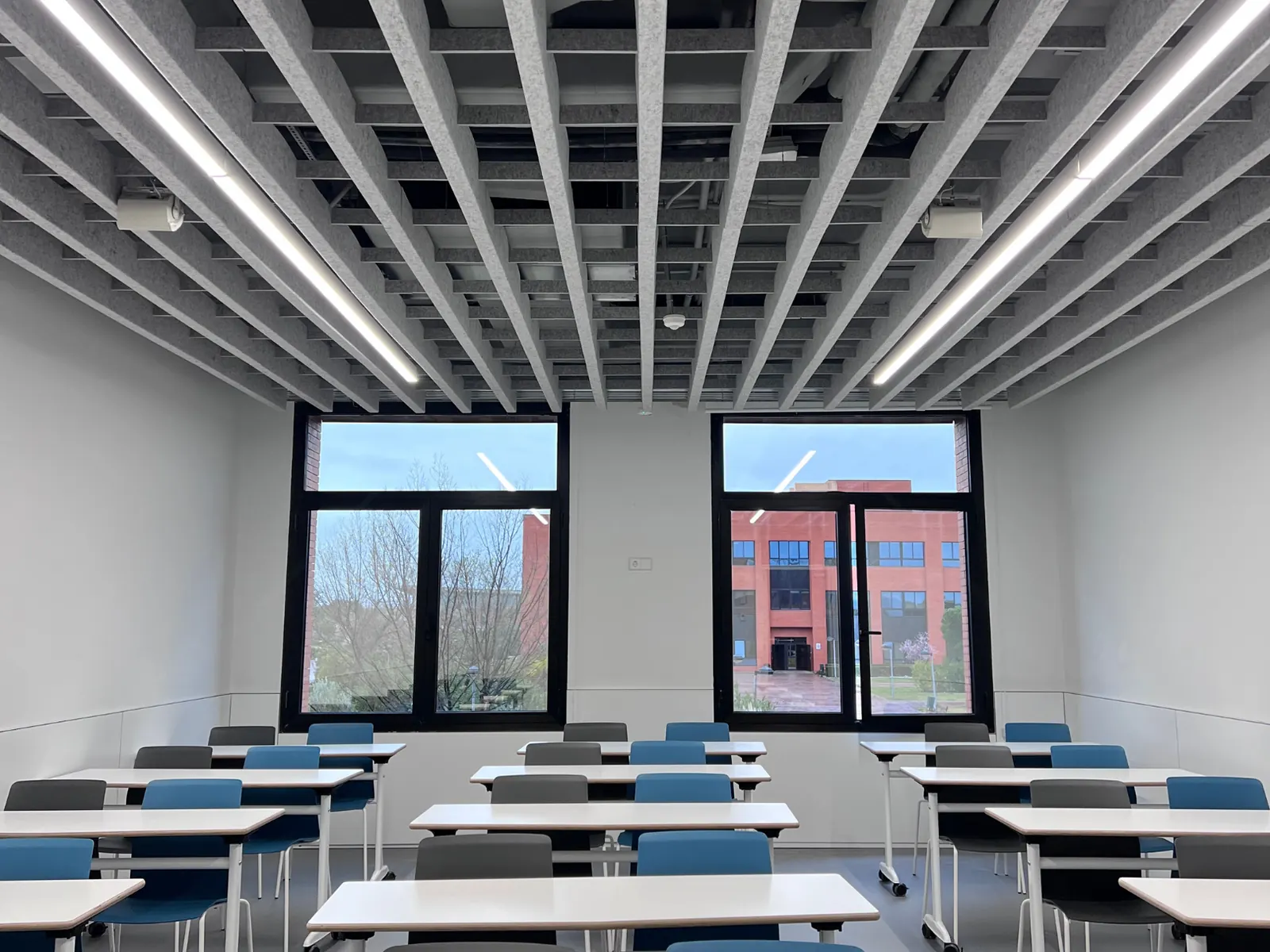 Ecocero Aline en un aula, con mesas y sillas de colores
