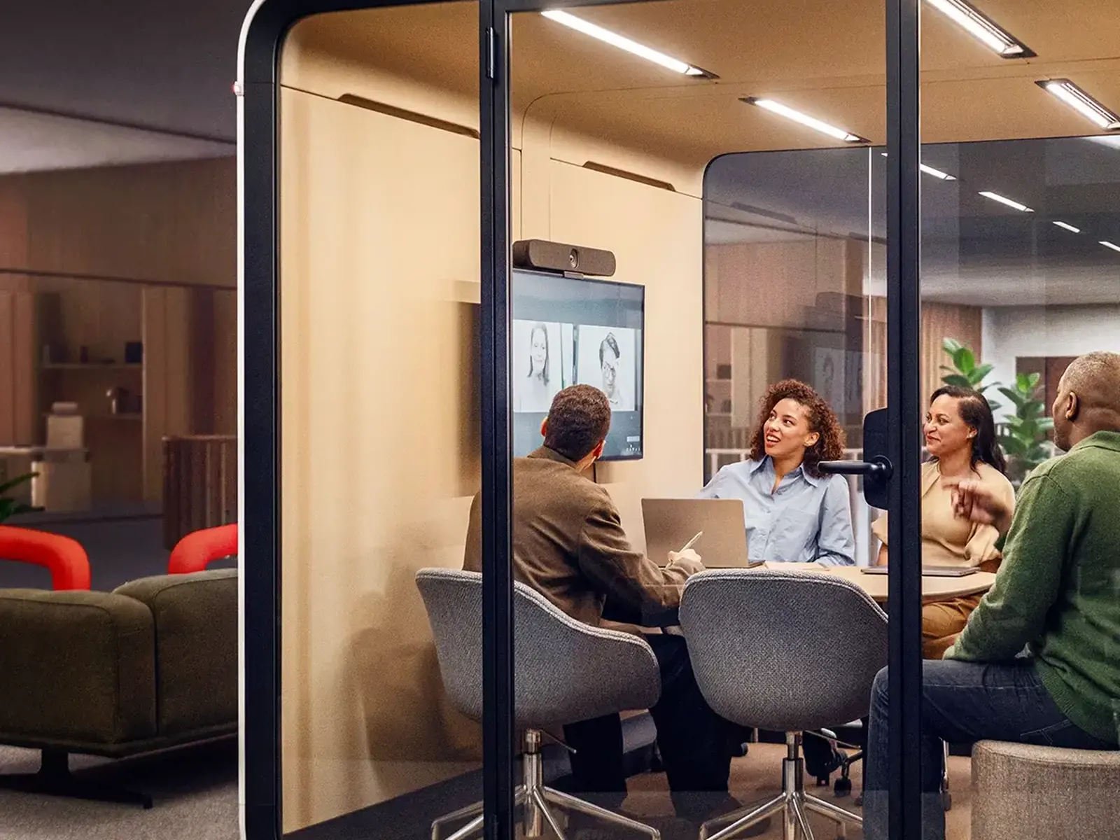 Framery Six, reunión de varias personas en el interior de la cabina