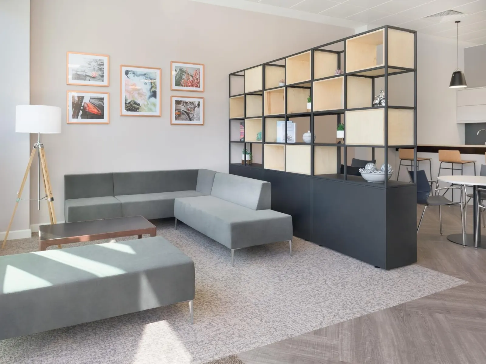 Guialmi Frames detrás de un sofá en una zona lounge