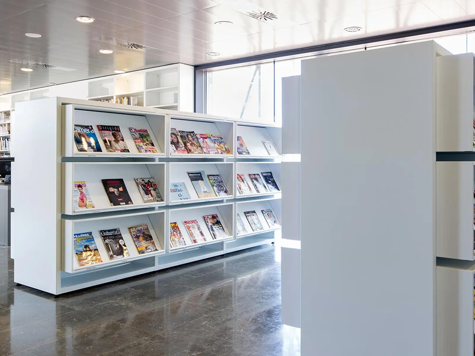 Estanterías Guialmi V2 con revistas en una biblioteca