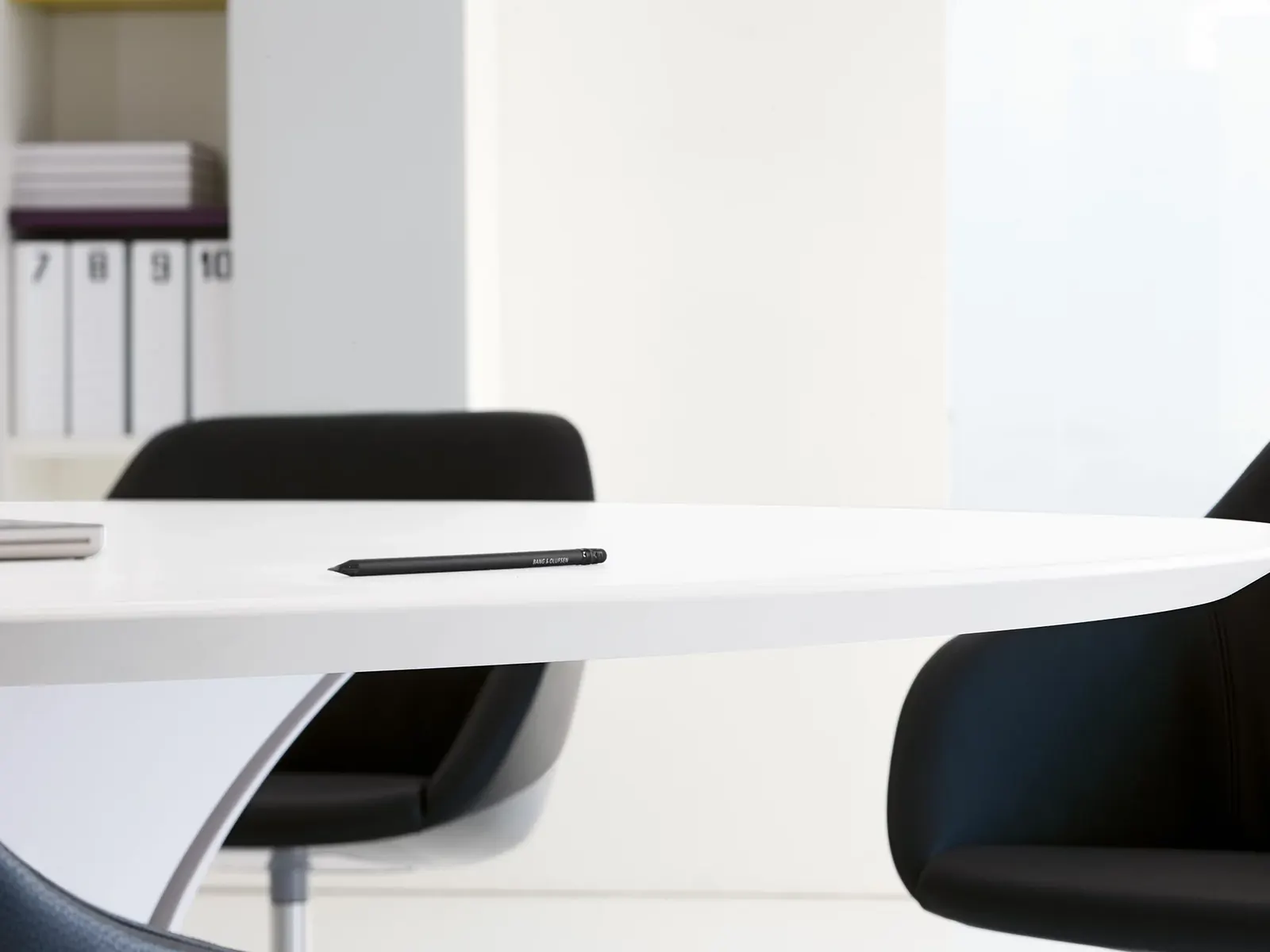 Martex Ola, mesa de reuniones con sobre conformado y base blanca
