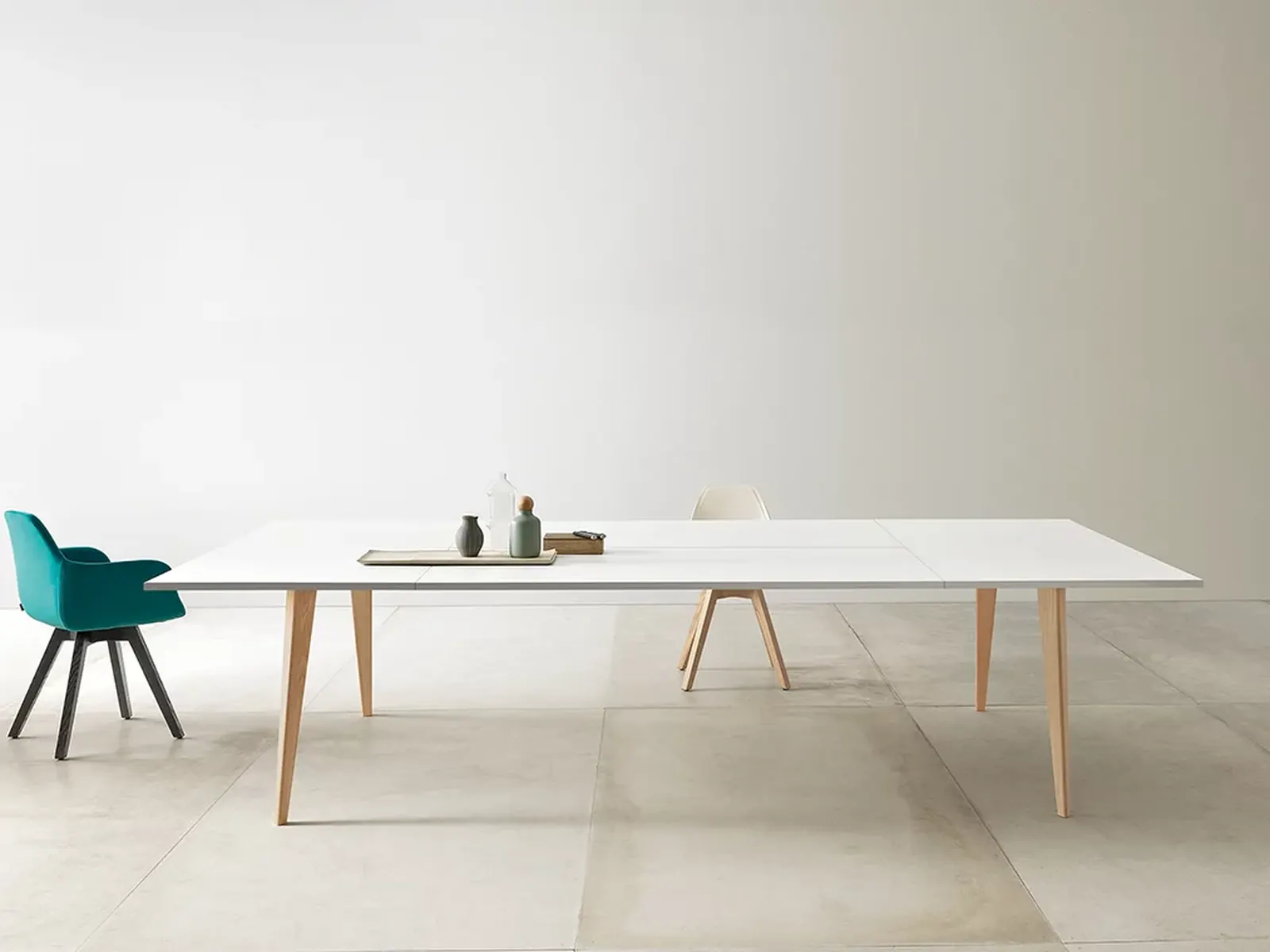 Martex Pigreco, mesa de reuniones con pata de madera