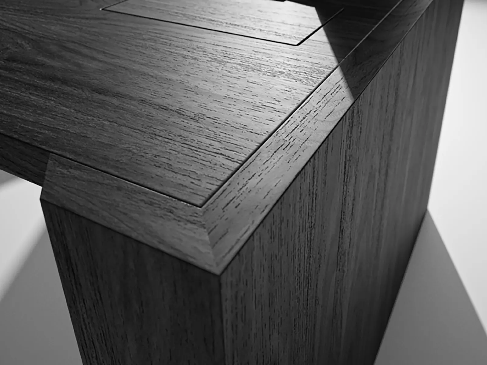 Ofifran Freeport, detalle del canto en nogal americano