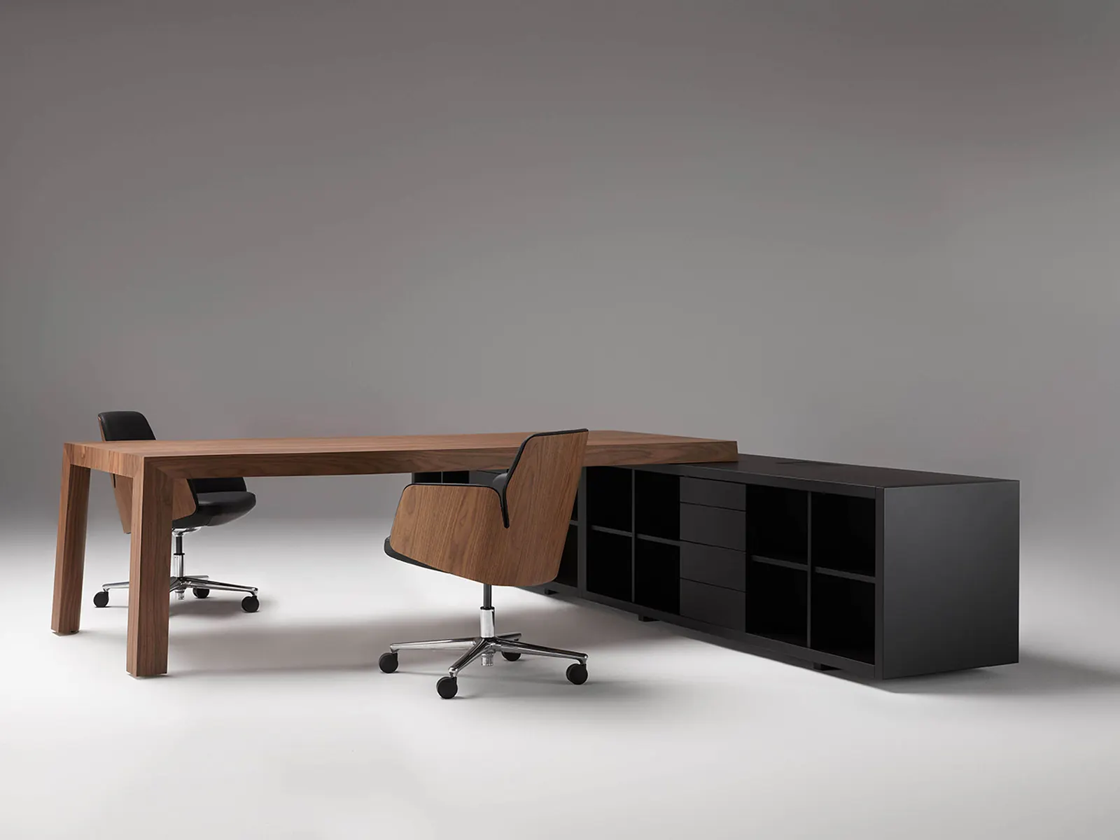 Ofifran Tola, mesa de dirección en nogal natural con mueble auxiliar lacado en negro