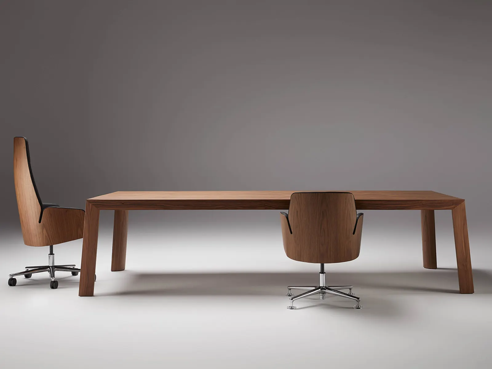 Ofifran Tola, mesa de juntas con sillones Channel en piel negra