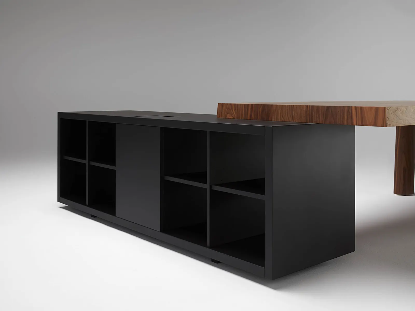 Ofifran Tola, detalle de la mesa con mueble auxiliar lacado en negro