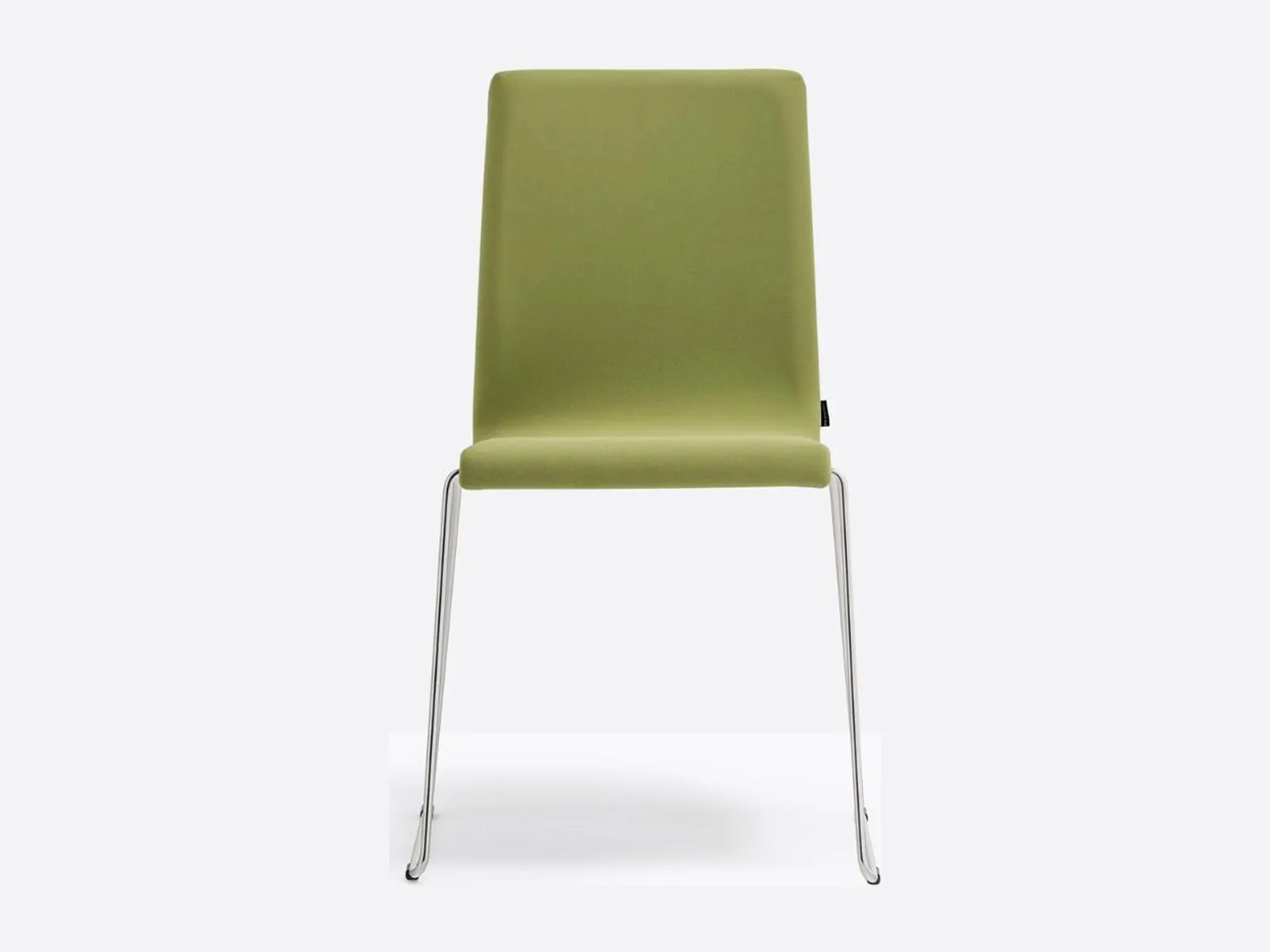 Pedrali Kuadra 1058, silla apilable trineo tapizada en verde sobre fondo blanco