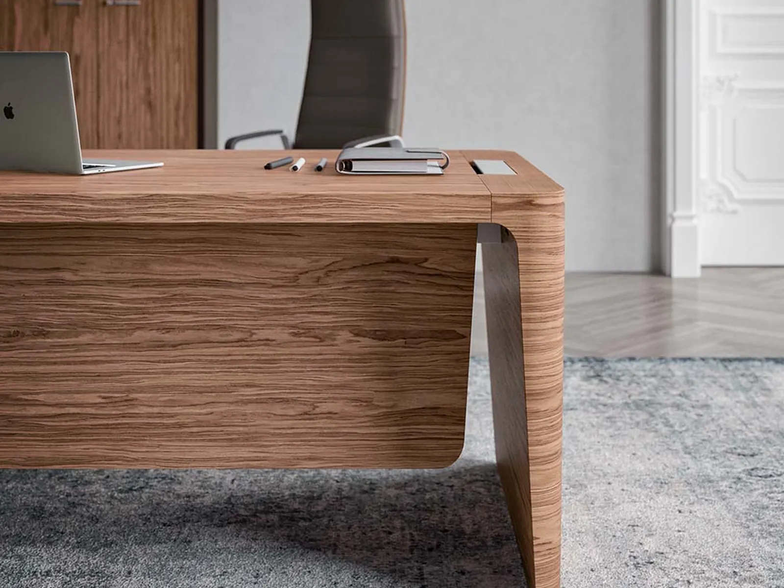 Quadrifoglio X10, vista lateral de la pata de madera curva del escritorio