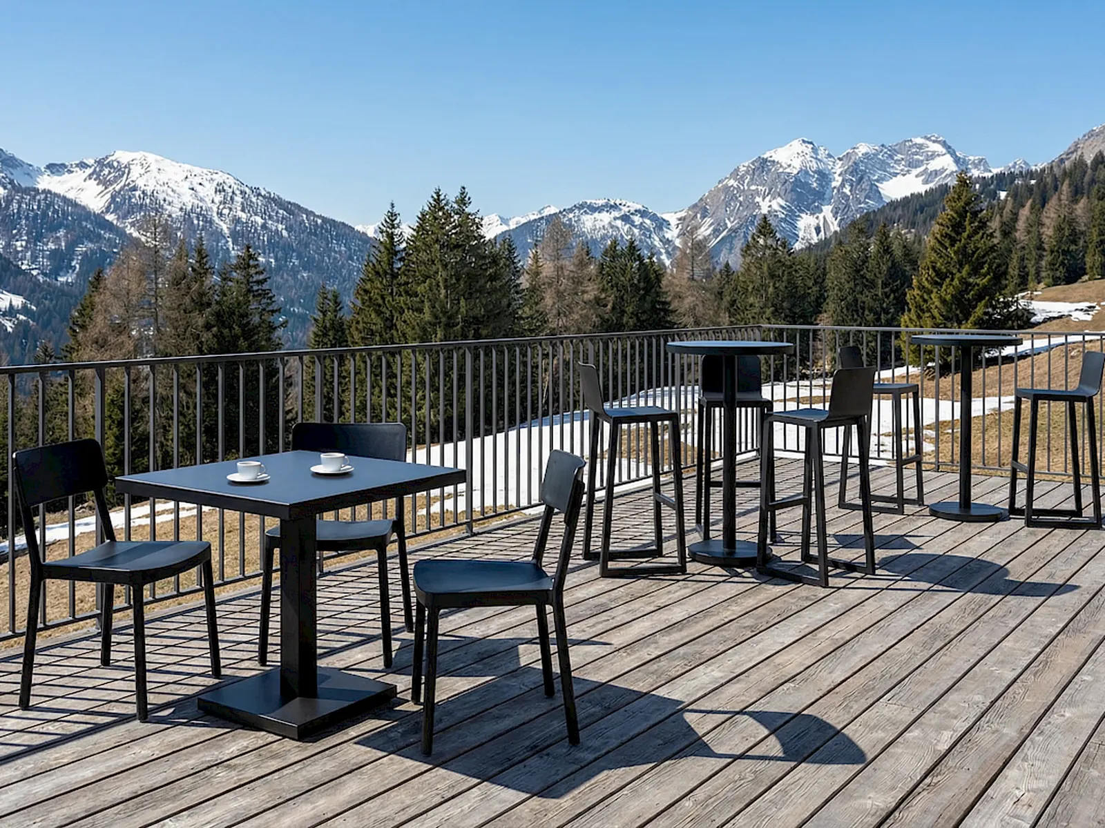 Resol Mesa Barcino Ø60 pie central alto, en una fotografía de ambiente