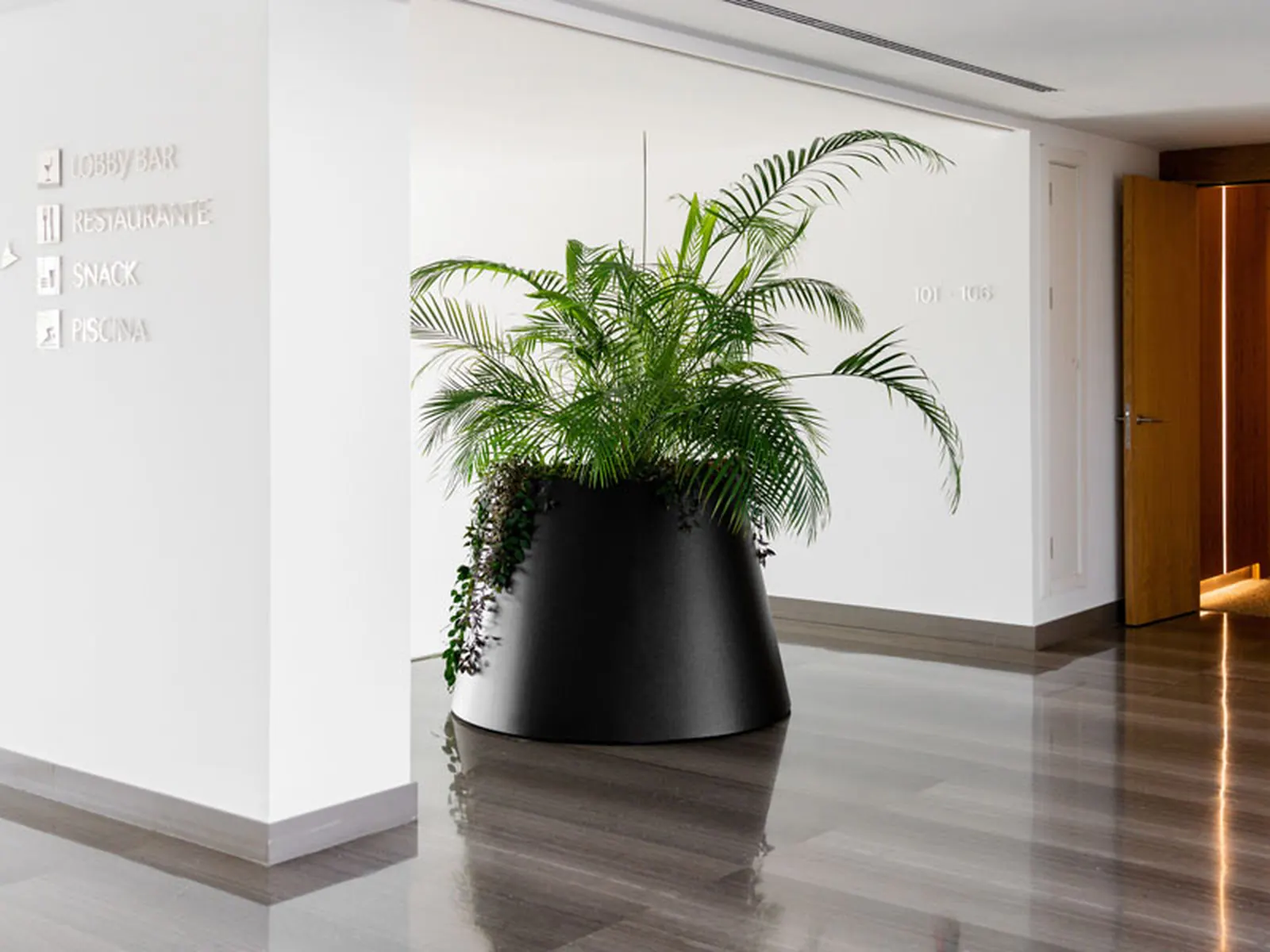 Systemtronic Conee Plant Pot, vista lateral