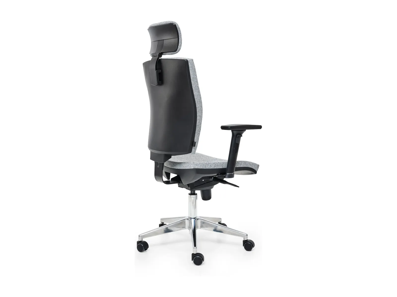 Silla Apollo vista en tres cuartos desde atrás, con el mecanismo bajo el asiento y la base de aluminio pulido