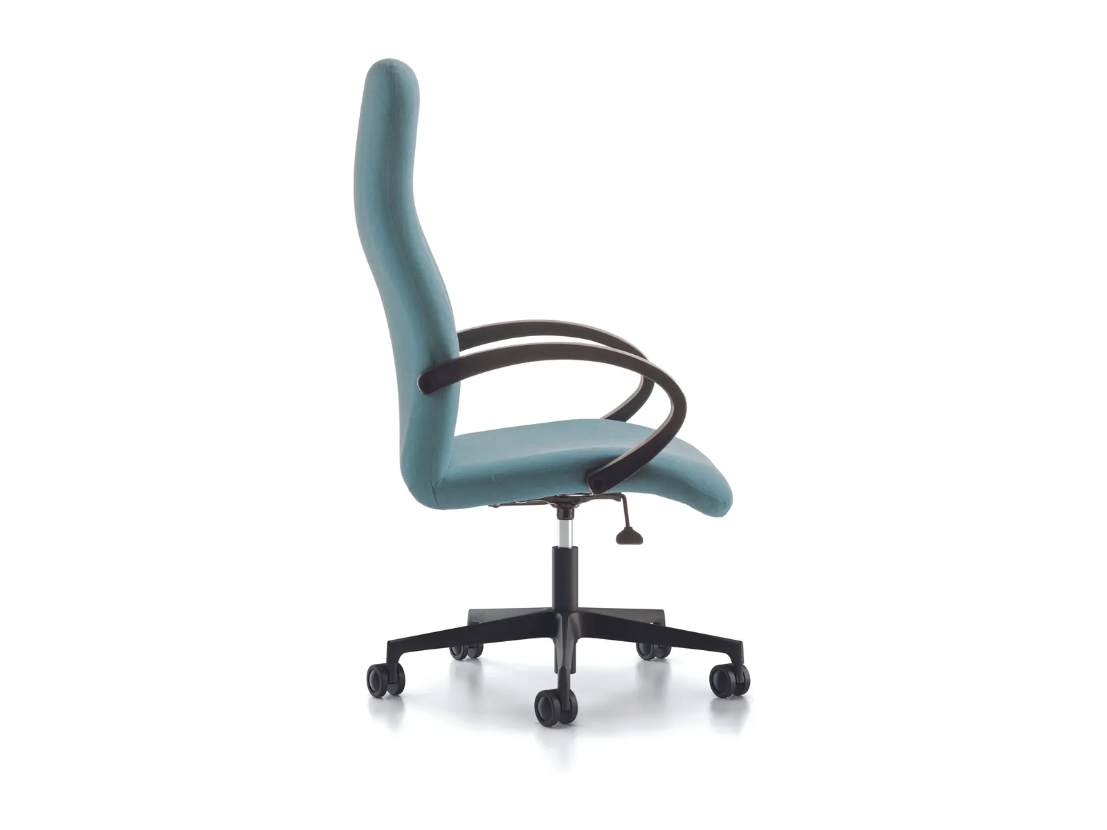 Perfil del sillón Mónaco donde se aprecia la curva continua del respaldo alto sobre la monocarcasa de madera