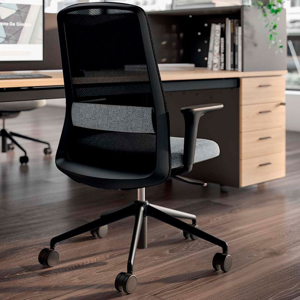 una silla de oficina negra y gris con un escritorio delante.