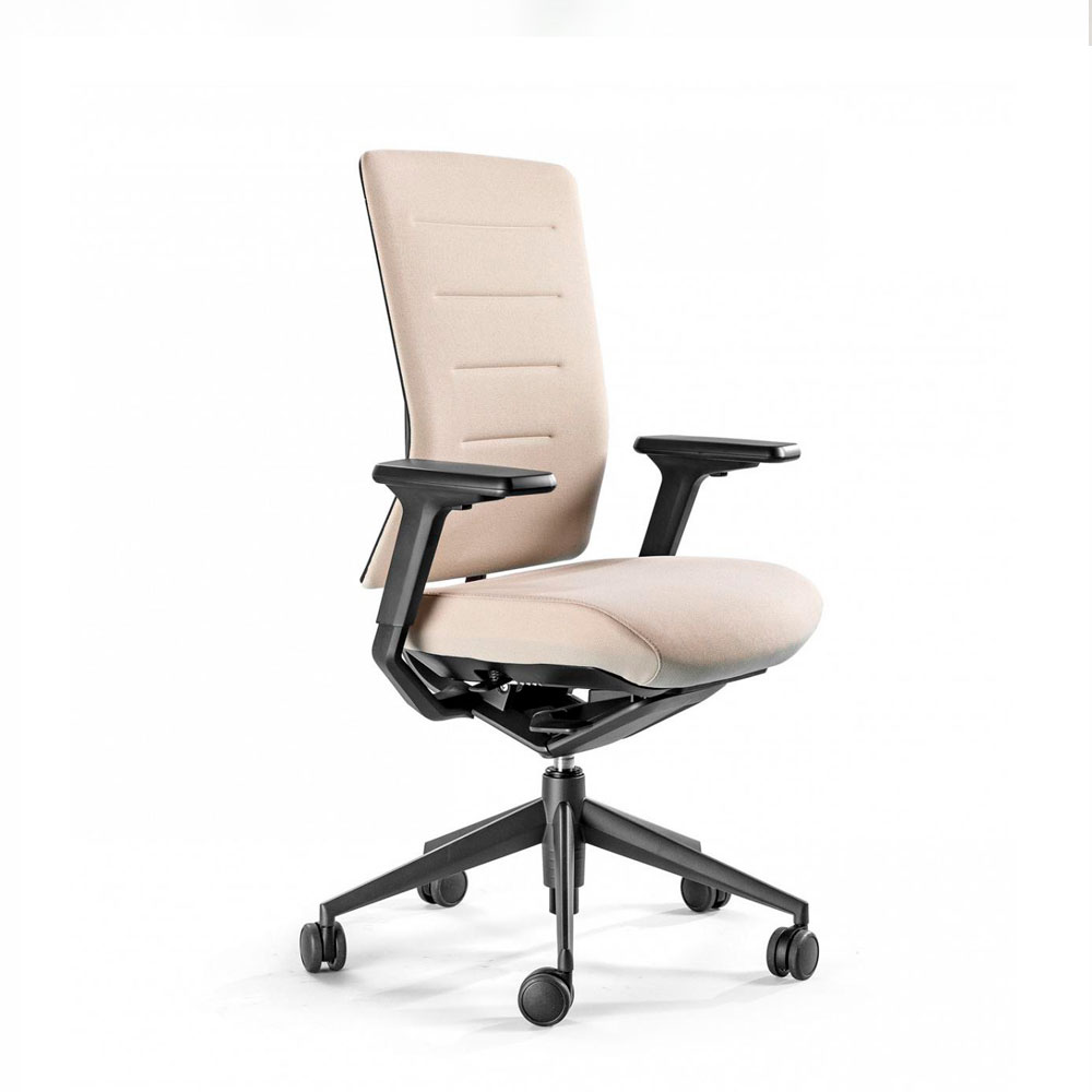 una silla de oficina beige sobre un fondo blanco.