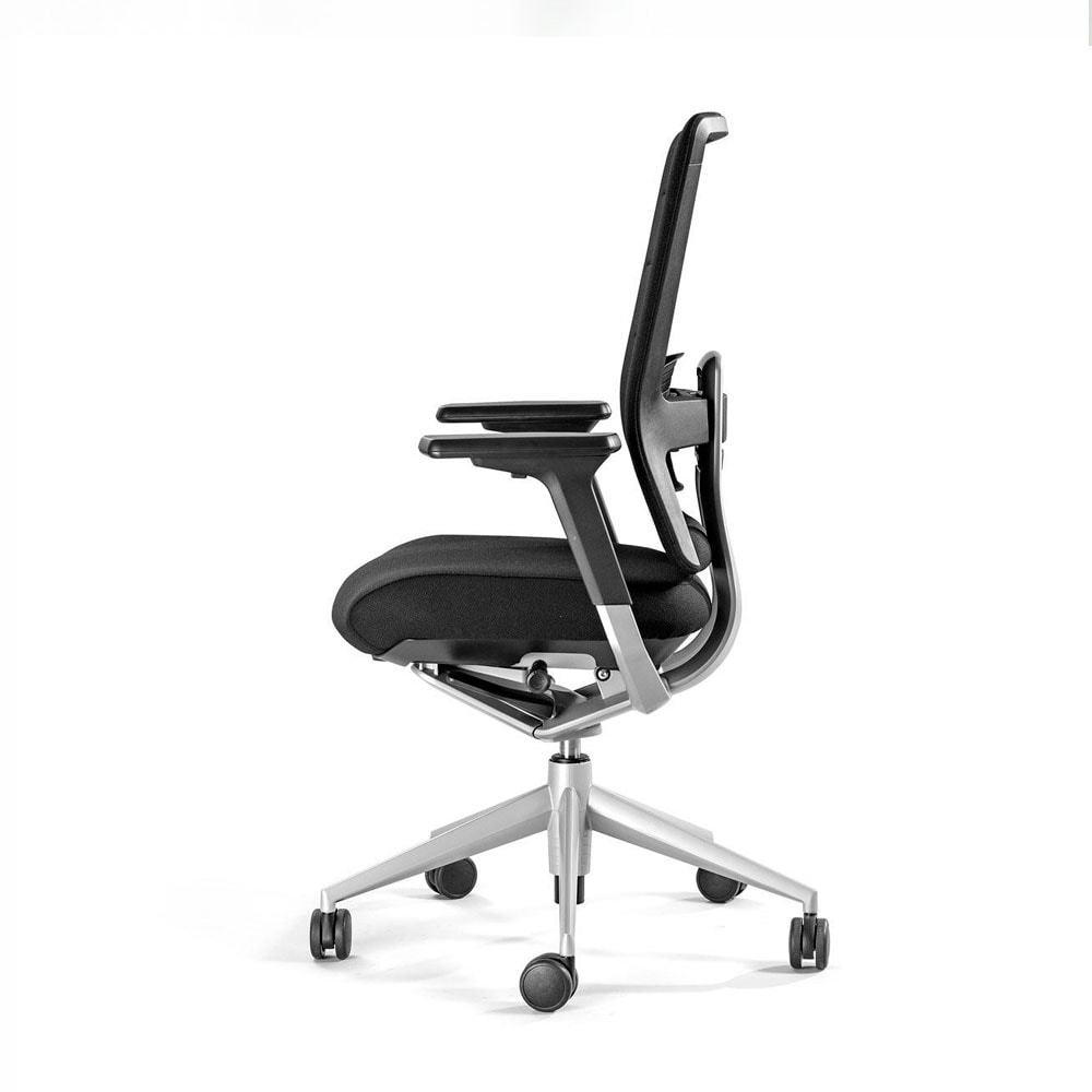 una silla de oficina negra sobre un fondo blanco.
