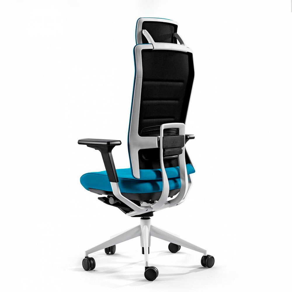 una silla de oficina azul y blanca sobre un fondo blanco.