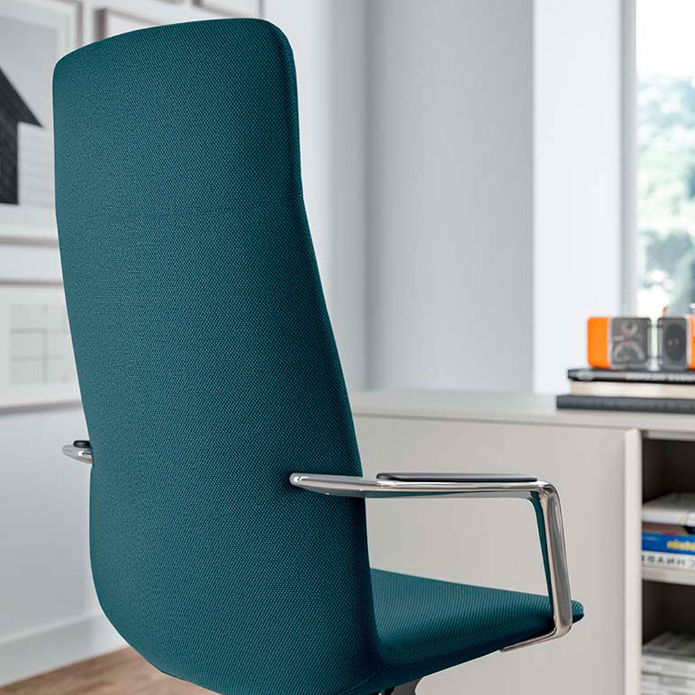 una silla de oficina con asiento tapizado en azul.