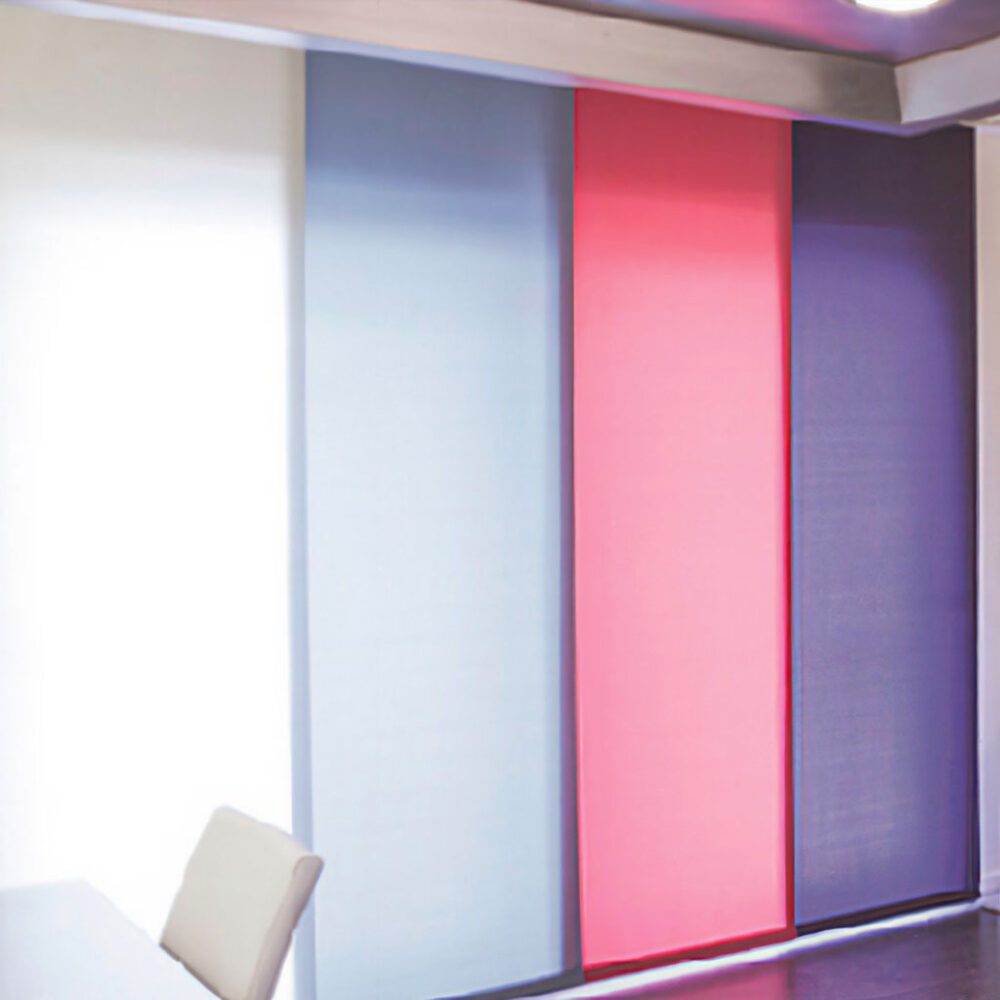 Oficina con cortinas de panel deslizante japonés